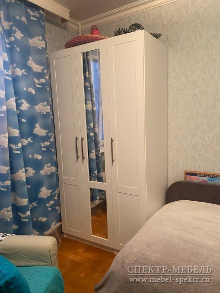 Шкаф на заказ с гладкими фасадами